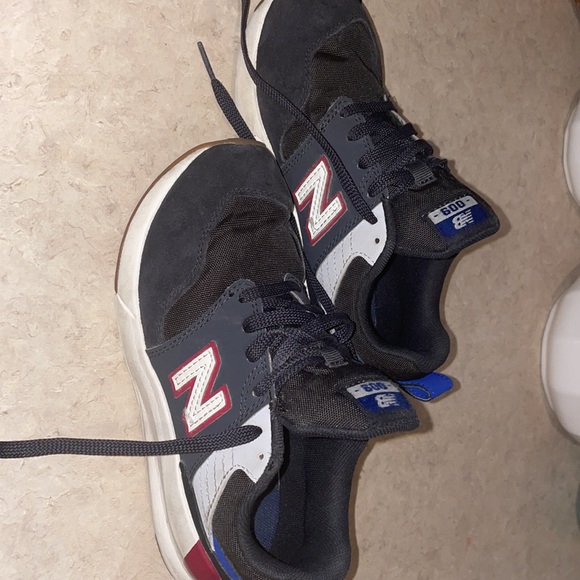 Boys new balance sneakers, great condition. - Picture 2 of 5